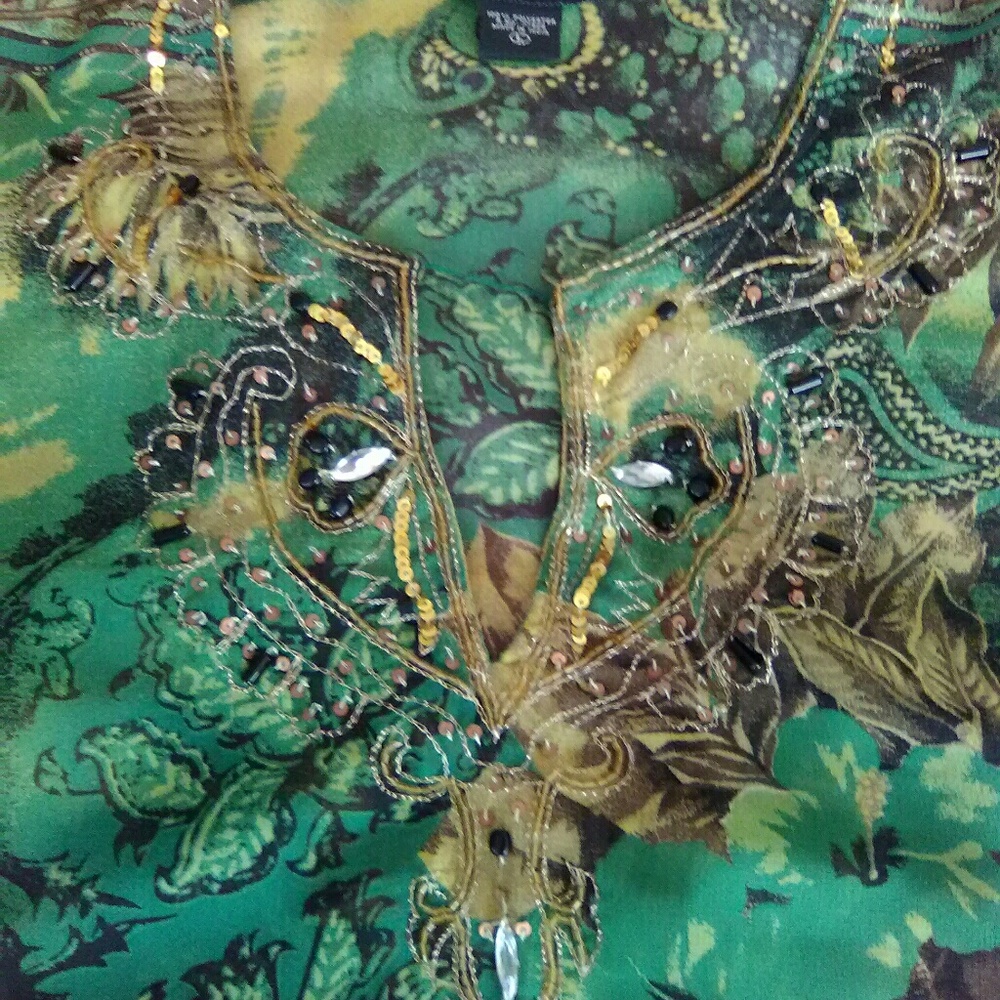 Green flowered jeweled tunic - Picture 3 of 6